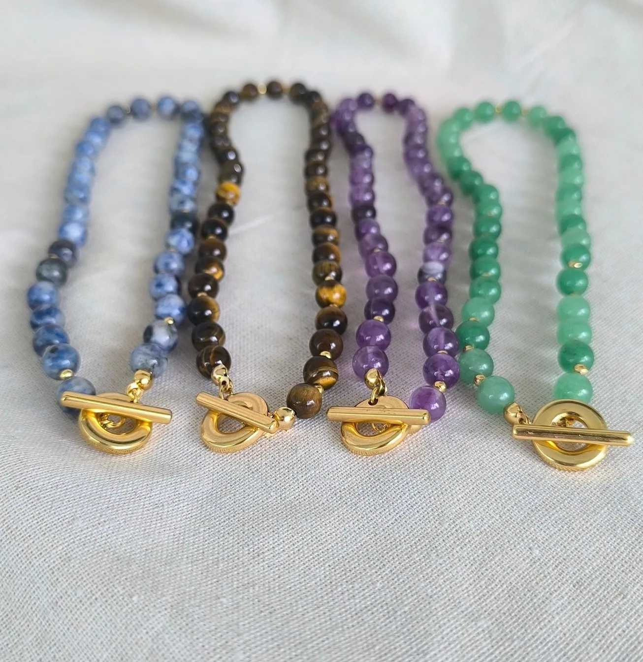 Colar choker com esferas de cristais e fecho especial